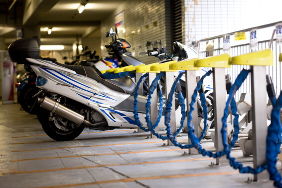 屋内駐車場でバイクの盗難・いたずらなどのトラブルを防ぐポイントとは？